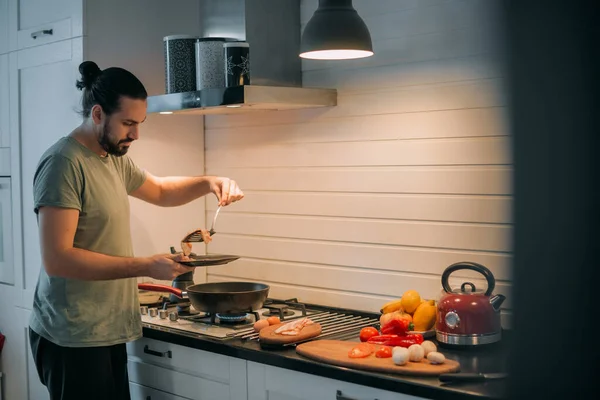 Homem Prepara Pequeno Almoço Cozinha Jovem Bonito Caucasiano Macho Preparando — Fotografia de Stock