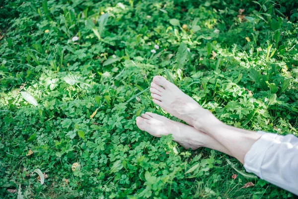 Mužské Holé Nohy Zelené Trávě Detailní Záběr Nohy Čerstvé Letní — Stock fotografie