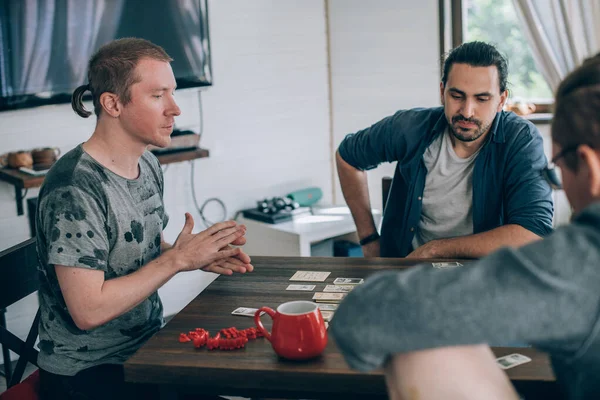 Freunde Spielen Wohnzimmer Ein Brettspiel Die Gesellschaft Junger Kerle Sitzt — Stockfoto