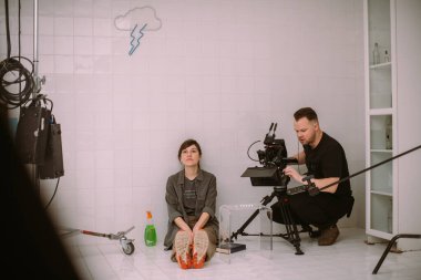 Yönetmen sette çalışıyor. Yönetmen, bir film, reklam ya da televizyon dizisi çekerken bir grupla ya da bir playback ile çalışır. Atış vardiyası, ekipman ve grup. Modern fotoğrafçılık tekniği.