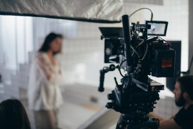 Profesyonel film ve video kamera sette. Atış vardiyası, ekipman ve grup. Modern fotoğrafçılık tekniği.
