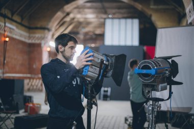 Işıklandırma ekipmanlı aydınlatma cihazları sette. Film çekmek, reklam yapmak, TV dizisi için ışıklandırma. Modern fotoğrafçılık tekniği.
