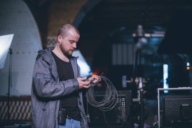 Işıklandırma ekipmanlı aydınlatma cihazları sette. Film çekmek, reklam yapmak, TV dizisi için ışıklandırma. Modern fotoğrafçılık tekniği.