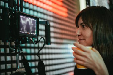 Yönetmen sette çalışıyor. Yönetmen, bir film, reklam ya da televizyon dizisi çekerken bir grupla ya da bir playback ile çalışır. Atış vardiyası, ekipman ve grup. Modern fotoğrafçılık tekniği.