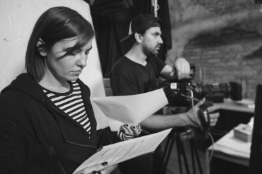 Yönetmen sette çalışıyor. Yönetmen, bir film, reklam ya da televizyon dizisi çekerken bir grupla ya da bir playback ile çalışır. Atış vardiyası, ekipman ve grup. Modern fotoğrafçılık tekniği.