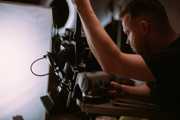 Reżyser Fotografii Kamerą Rękach Planie Profesjonalny Fotograf Pracy Nad Kręceniem — Zdjęcie stockowe