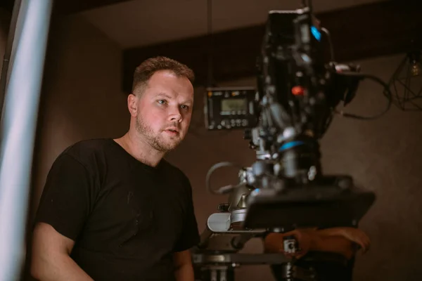 Diretor Fotografia Com Uma Câmera Nas Mãos Set Profissional Videógrafo — Fotografia de Stock