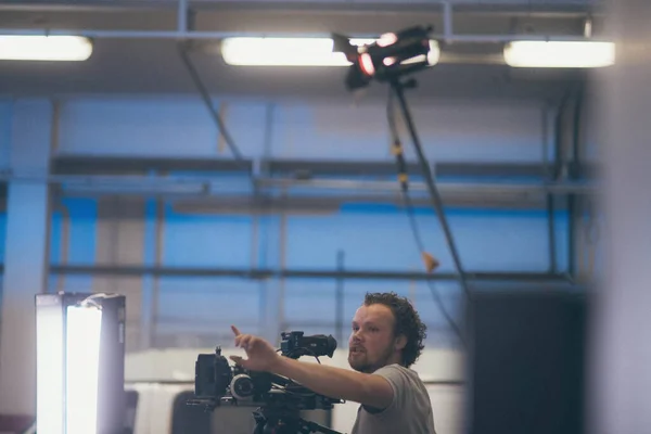 Diretor Fotografia Com Uma Câmera Nas Mãos Set Profissional Videógrafo — Fotografia de Stock