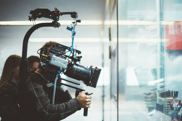 Directeur Photographie Avec Appareil Photo Dans Les Mains Sur Plateau — Photo