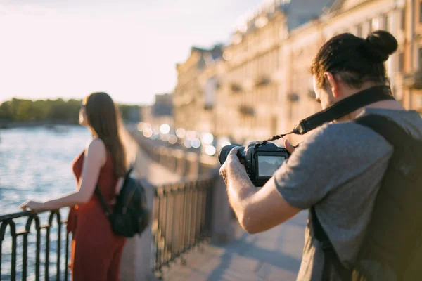 Hombre Está Filmando Blog Sobre Viaje Chica Está Marco Joven — Foto de Stock