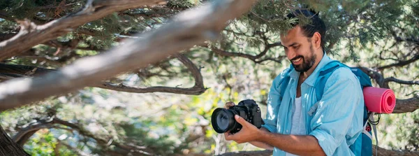 Fotógrafo Masculino Con Una Cámara Una Caminata Joven Chico Guapo — Foto de Stock