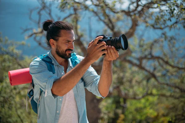 Turista Masculino Fotógrafo Bosque Montaña Con Vistas Mar Joven Chico — Foto de Stock