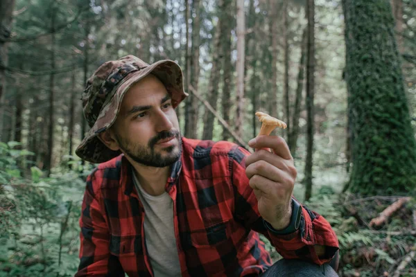 Ein Junger Männlicher Pilzsammler Mit Einem Großen Korb Sucht Sammelt — Stockfoto