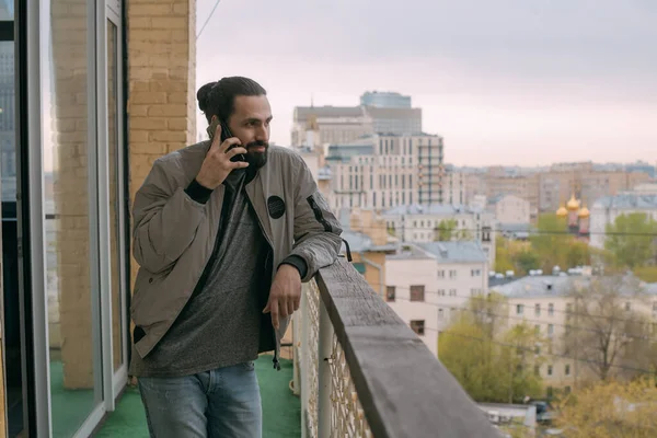 Retrato Joven Guapo Con Teléfono Balcón Con Vistas Ciudad Tipo —  Fotos de Stock