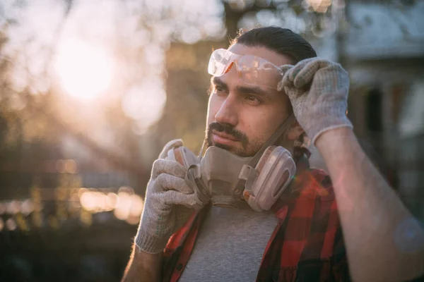 Homem Óculos Luvas Respirador Meios Protecção Jovem Trabalhador Remove Coloca — Fotografia de Stock