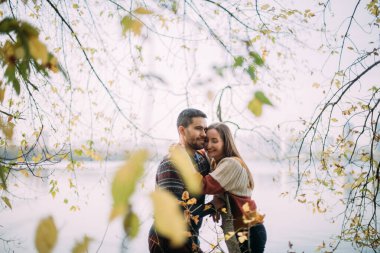 Romantik bir randevu, doğa yürüyüşü. Genç aşıklar sonbaharın başlarında gölde beraberler. Erkek ve kadın sarı sonbahar yaprakları içinde suyun kenarında yürüyorlar.