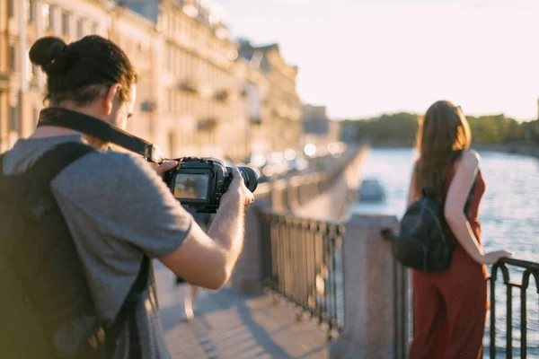 Hombre Está Filmando Blog Sobre Viaje Chica Está Marco Joven — Foto de Stock