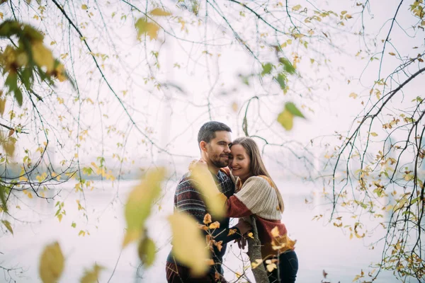 Romantisk Dejt Promenad Naturen Unga Par Älskare Tillsammans Sjön Början — Stockfoto