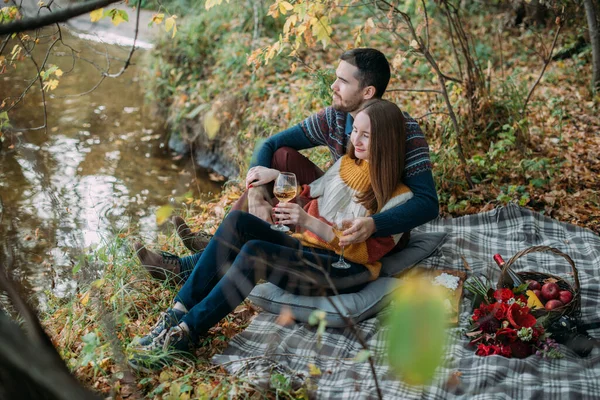 Ett Kärleksfullt Par Dejt Picknick Sjön Ung Man Och Kvinna — Stockfoto