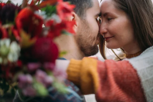 Retrato Casal Amoroso Uma Data Romântica Parque Com Buquê Flores — Fotografia de Stock