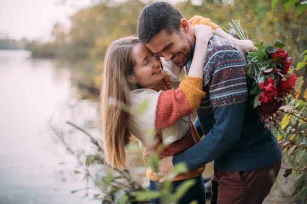 Encontro Romântico Passeio Natureza Casal Jovem Amantes Juntos Lago Início — Fotografia de Stock