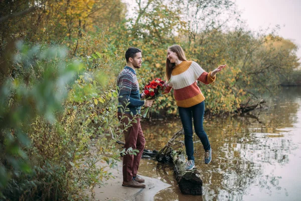 Romantisk Dejt Promenad Naturen Unga Par Älskare Tillsammans Sjön Början — Stockfoto