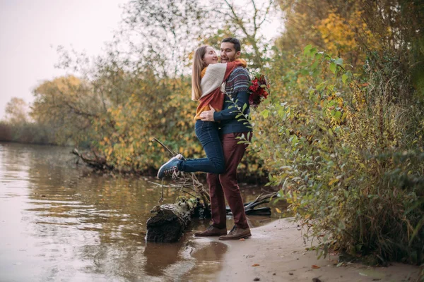 Romantisk Dejt Promenad Naturen Unga Par Älskare Tillsammans Sjön Början — Stockfoto