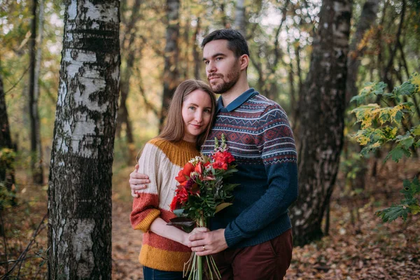 Appuntamento Romantico Una Passeggiata Nella Natura Giovane Coppia Amanti Insieme — Foto Stock