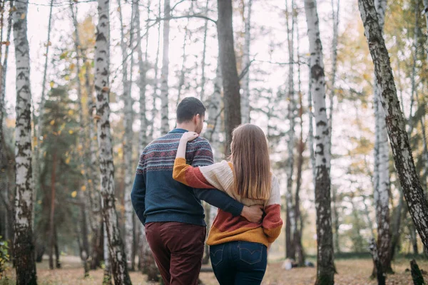 Romantisk Dejt Promenad Naturen Unga Par Älskare Tillsammans Skogen Tidigt — Stockfoto