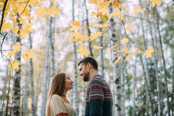 Romantisk Dejt Promenad Naturen Unga Par Älskare Tillsammans Den Gyllene — Stockfoto