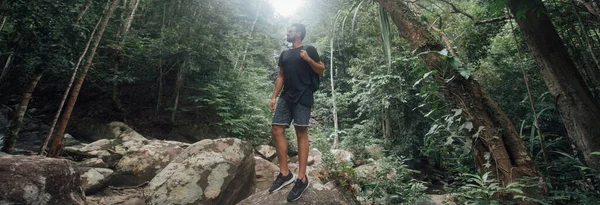 Turista Masculino Las Piedras Selva Tropical Joven Hombre Caucásico Guapo —  Fotos de Stock