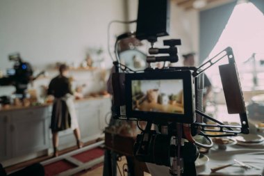 Film seti, monitörler ve modern çekim ekipmanları. Film ekibi, ışıklandırma cihazları, monitörler, playback 'ler - film ekipmanları ve film, reklam ve TV dizilerinde uzmanlardan oluşan bir ekip