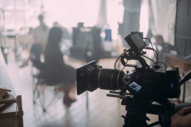 Profesyonel sinema ve video kamera sette. Atış vardiyası, aydınlatma aletleri, çekim ekipmanları ve ekip. Modern film ve reklam teknikleri..