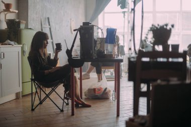 Yönetmen sette çalışıyor. Yönetmen, bir film, reklam ya da televizyon dizisi çekerken bir grupla ya da bir playback ile çalışır. Atış vardiyası, ekipman ve grup. Modern fotoğrafçılık tekniği.