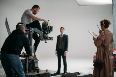 Film yapmak için el arabaları, raylar. Görüntü yönetmeni ve film kamerası tramvayı mühendisi sette. Bir film, ticari ya da televizyon dizisinin setindeki profesyonel kameraman. İçerde çekim, stüdyoda.