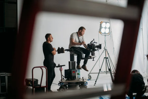 Directeur Photographie Avec Appareil Photo Dans Les Mains Sur Plateau — Photo