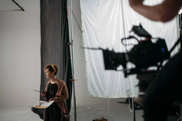 Directora Estúdio Diretor Trabalha Com Grupo Com Uma Reprodução Durante — Fotografia de Stock