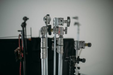 Film seti ve modern çekim teknolojisi. Film ekibi, ışıklandırma cihazları, monitörler, playback 'ler - film ekipmanları ve film, reklam ve TV dizilerinde uzmanlardan oluşan bir ekip