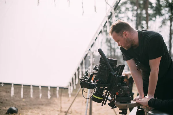 Direttore Della Fotografia Con Una Macchina Fotografica Mano Sul Set — Foto Stock