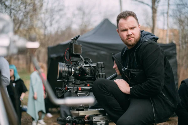 Diretor Fotografia Com Uma Câmera Nas Mãos Set Profissional Videógrafo — Fotografia de Stock