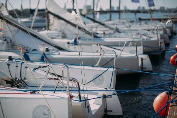 Yates Deportivos Vela Amarrados Muelle Día Soleado Muchos Yates Con — Foto de Stock