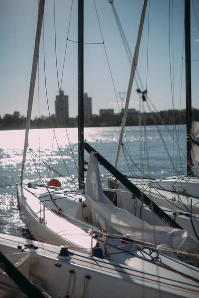 Yates Deportivos Vela Amarrados Muelle Día Soleado Muchos Yates Con — Foto de Stock