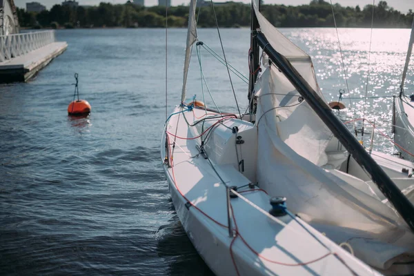 Yates Deportivos Vela Amarrados Muelle Día Soleado Muchos Yates Con — Foto de Stock