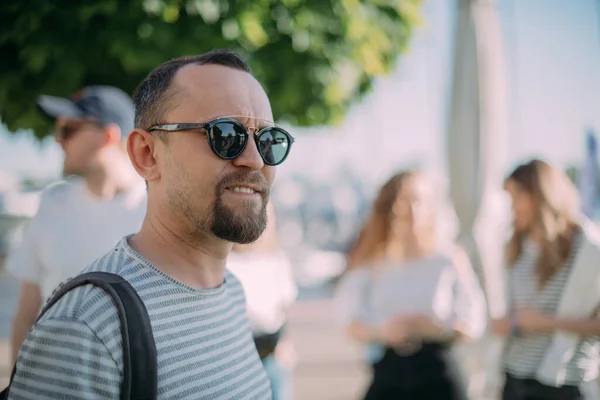 Portret Van Een Man Stad Zomer Jonge Knappe Jongen Met — Stockfoto