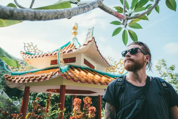 Turista Una Excursión Templo Montaña Tailandia Chico Joven Visita Pequeño —  Fotos de Stock