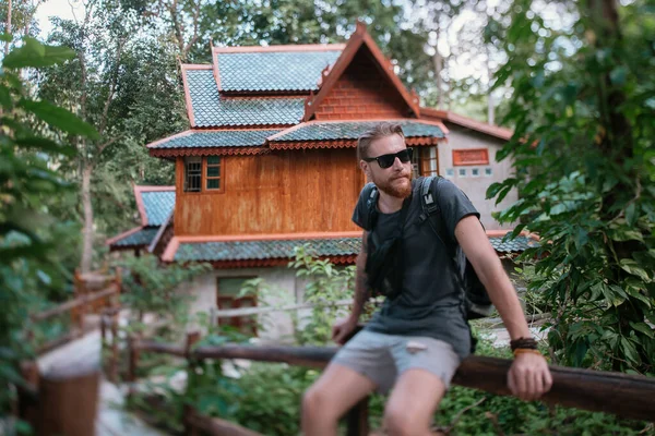 Turista Una Excursión Templo Montaña Tailandia Chico Joven Visita Pequeño — Foto de Stock