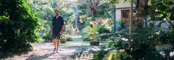 Jovem Caminha Num Jardim Tropical Homem Morena Bonito Modelo Andando — Fotografia de Stock