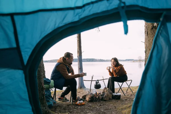 Aile Çifti Bir Çadırla Gölün Kıyısında Dinleniyor Ormanda Bir Ateşle — Stok fotoğraf