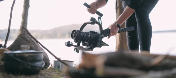 Filmar Videoclipe Vlog Natureza Close Uma Câmera Profissional Câmera Estabilizador — Fotografia de Stock