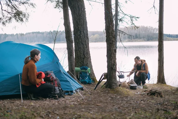 Evli Bir Çift Gölün Kıyısında Bir Turist Kampını Yıkıyor Ormanda — Stok fotoğraf